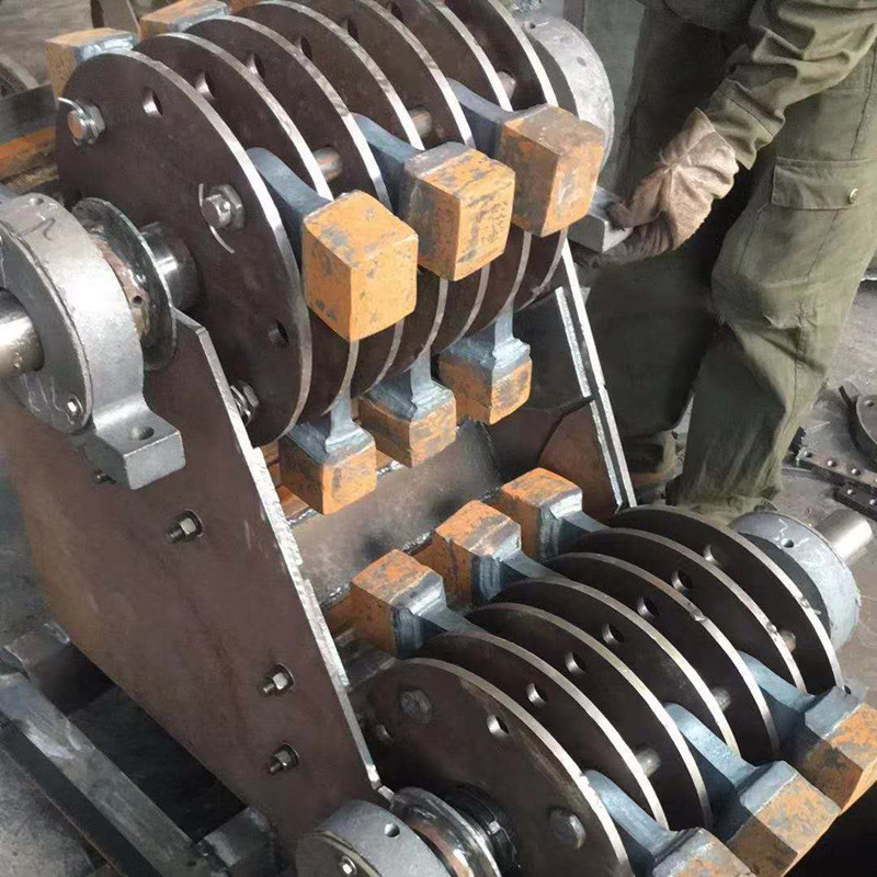 世博雙級(jí)破碎機(jī)細(xì)節(jié)圖，內(nèi)部結(jié)構(gòu)