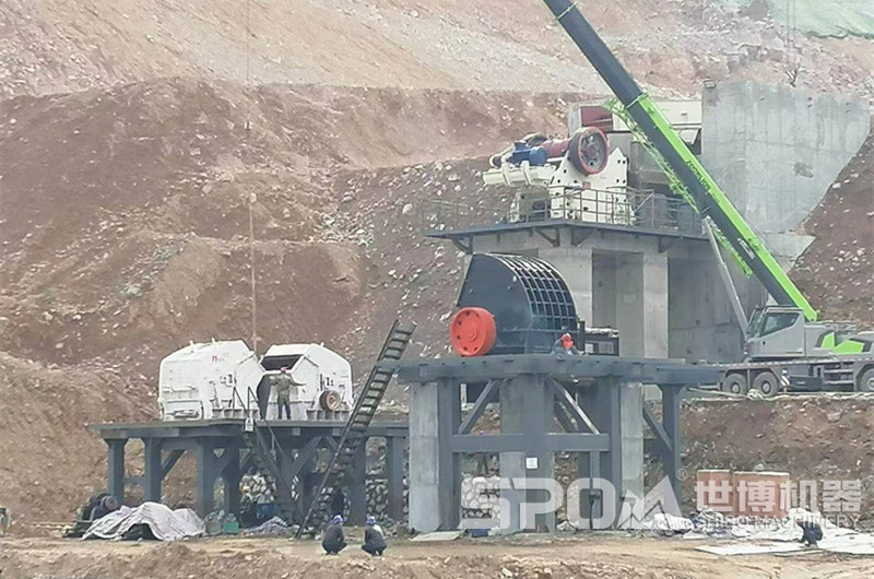 顎破、反擊破、重錘破安裝現(xiàn)場，根據(jù)現(xiàn)場地形高低布置