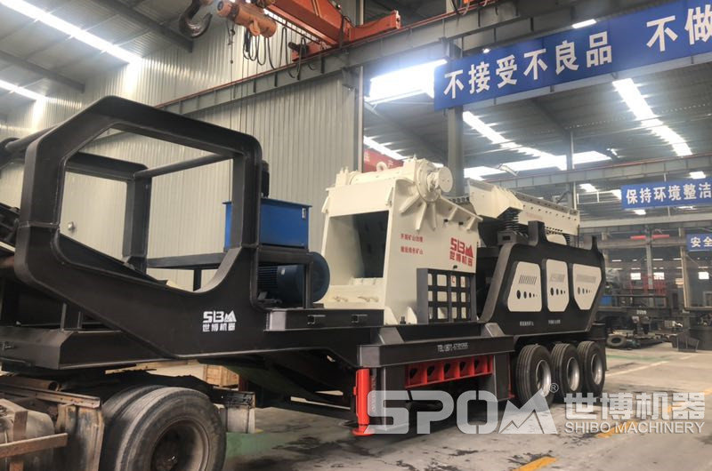 大型石頭破碎機(jī)生產(chǎn)車間，圖為一臺(tái)大型移動(dòng)破碎機(jī)半成品